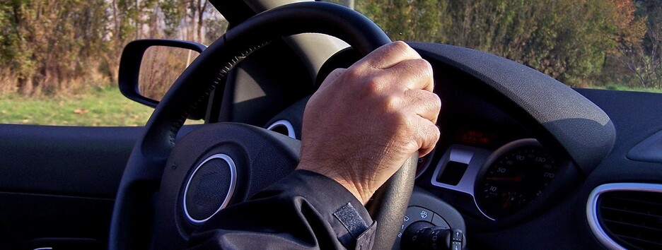 Неповнолітній син майора поліції влаштував стрілянину за кермом авто (відео)