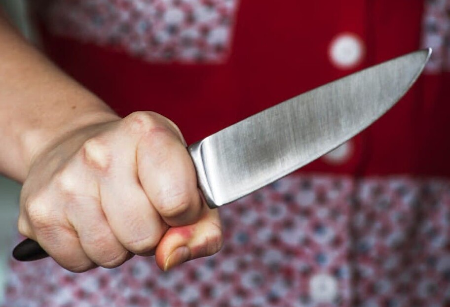 На Рівненщині 9-річна дитина вдарила ножем чоловіка у груди - захищала маму - фото 1