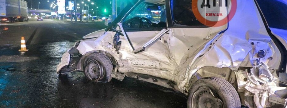 Знесло частину автомобіля: у Києві сталася ДТП із постраждалими (фото)