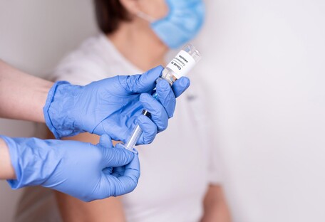 Миллион украинцев получили первую прививку от коронавируса