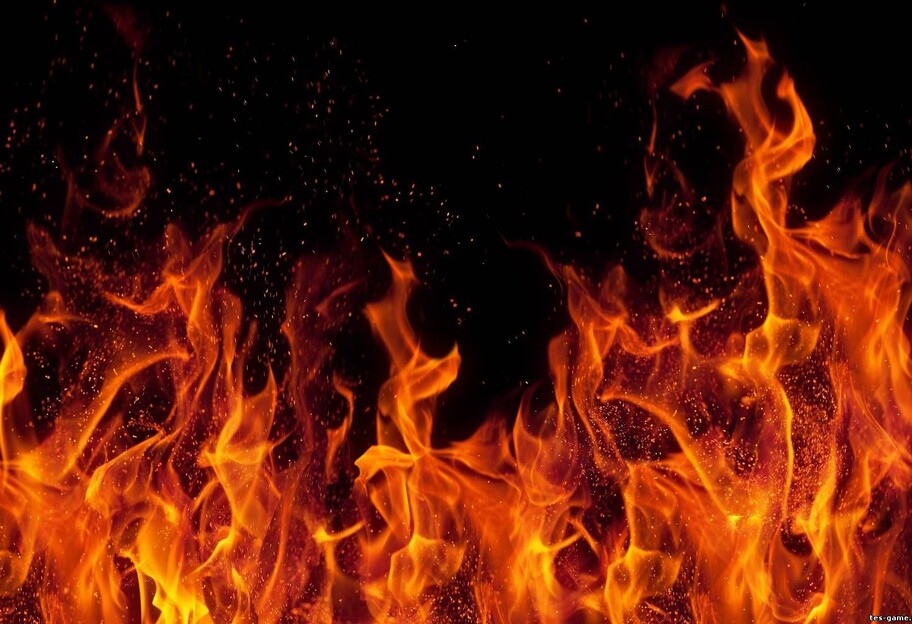 Пожар в Киеве - спасатели не могли доехать до горящего автомобиля - видео - фото 1