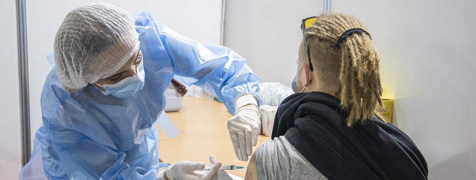 В Киеве начал работу Центр вакцинации против коронавируса (фото)