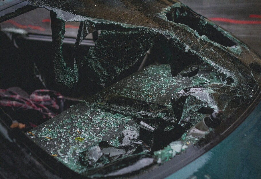 Разбил припаркованные авто в Киеве - видео, как хулиган громил машины - фото 1