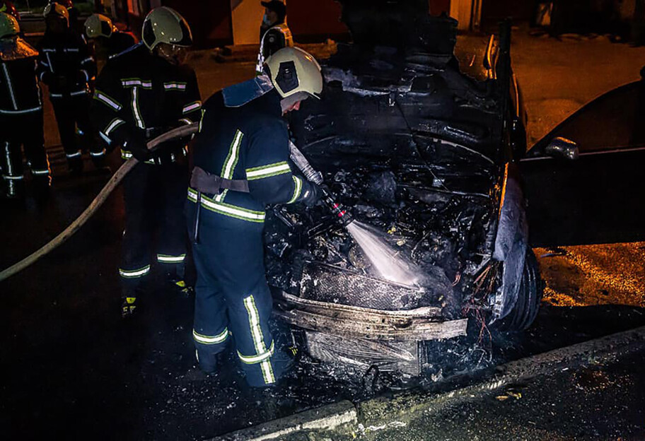 Пожежа у Києві - рятувальники гасили палаюче авто - фото - фото 1