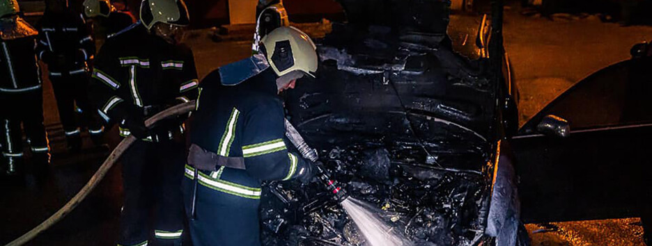 У Києві вночі загорівся легковий автомобіль (фото)