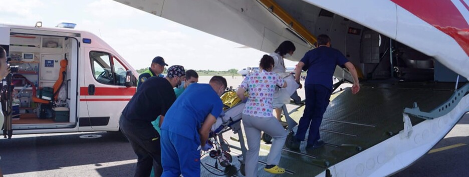 Трехлетнего ребенка с поражением легких доставили в Киев на самолете (фото)