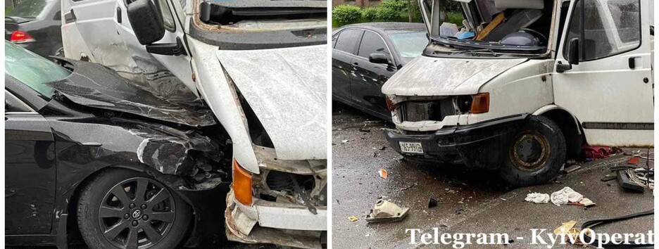 Обломки разбросало: в Киеве легковушка на скорости врезалась в фургон (фото)