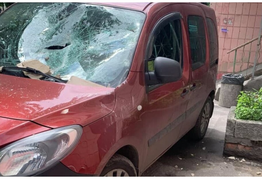 На авто в Киеве упала облицовочная плитка - фото - фото 1