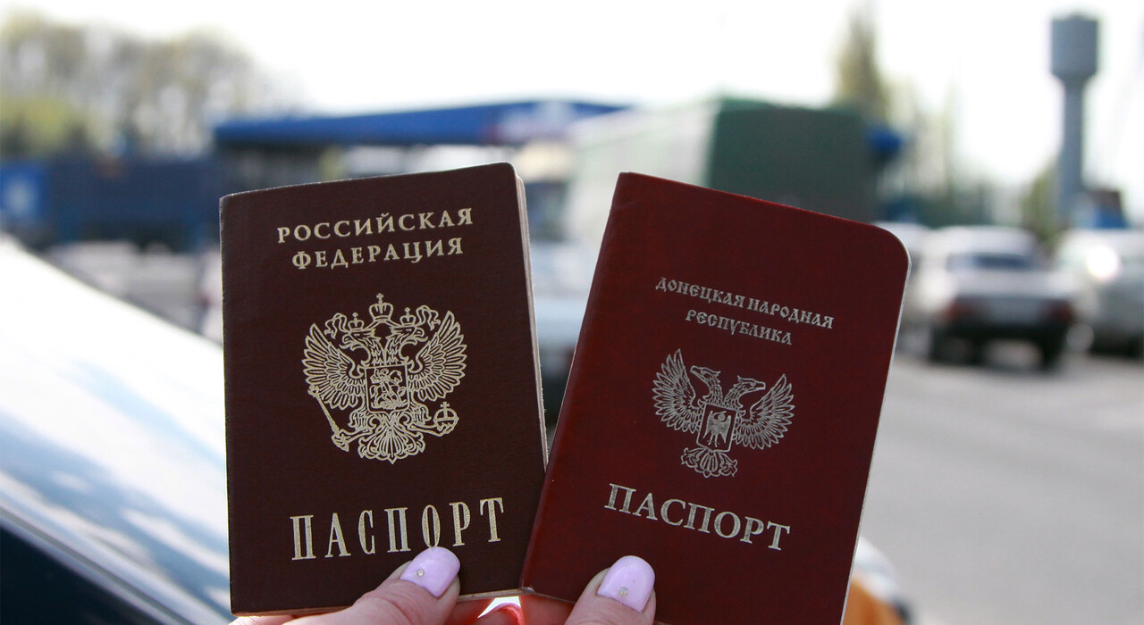 Как раздают российские паспорта в Донецке: очереди и шантаж от оккупантов