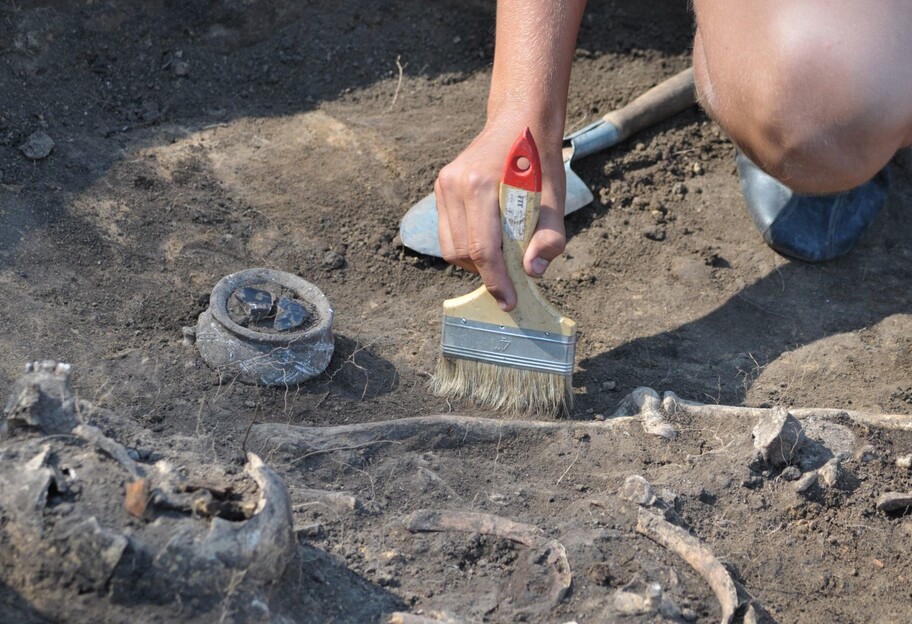 Розкопки кургану - у Луганській області знайшли вівтар для жертвоприношень - фото 1