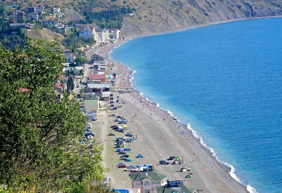 Відпочинок у Криму 2021 - як стартував курортний сезон у селі Рибаче - фото 1