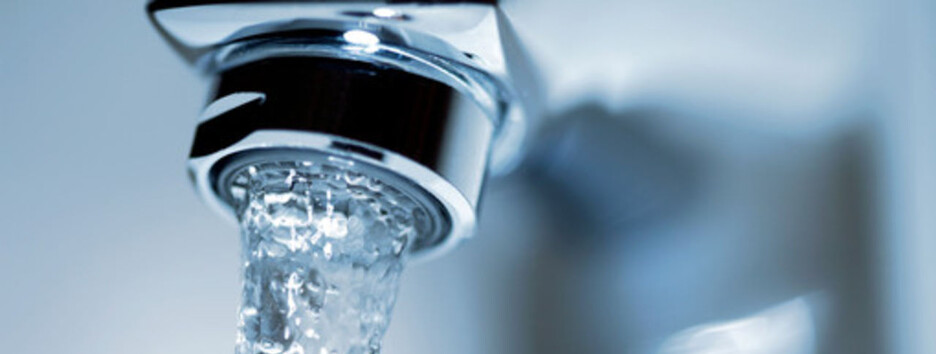 Живуть без світла і води: будинок у Києві затопило з 9 по 1 поверх (відео)