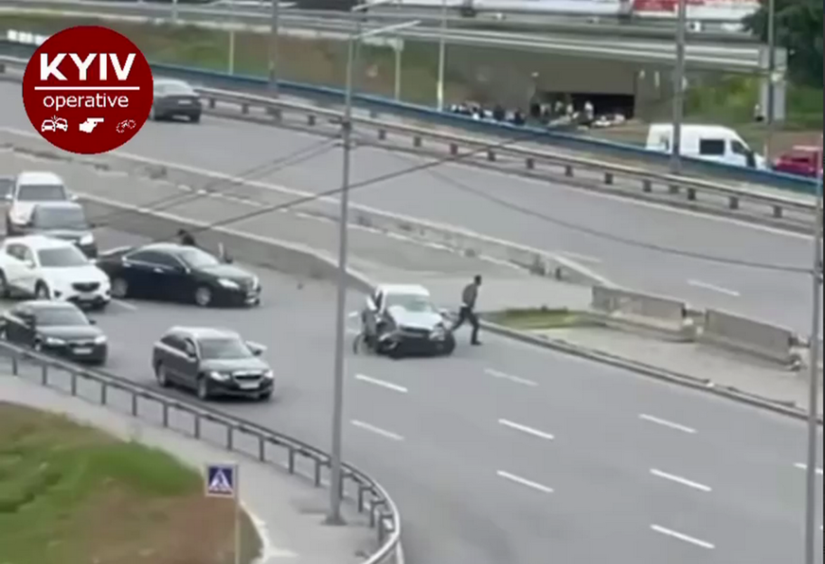 ДТП в Киеве - виновник сбежал с места аварии – видео - фото 1