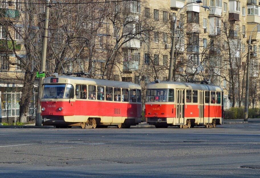 В Киеве трамвай врезался в автомобиль, стоявший на рельсах - фото - фото 1