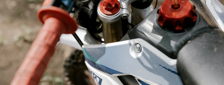 У Києві автомобіль збив мотоцикліста - винуватця ДТП розшукують (фото)