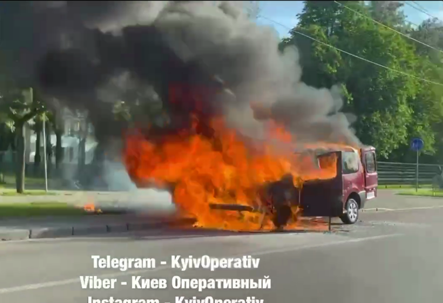 Пожар в Киеве - на дороге загорелось и взорвалось авто - видео - фото 1