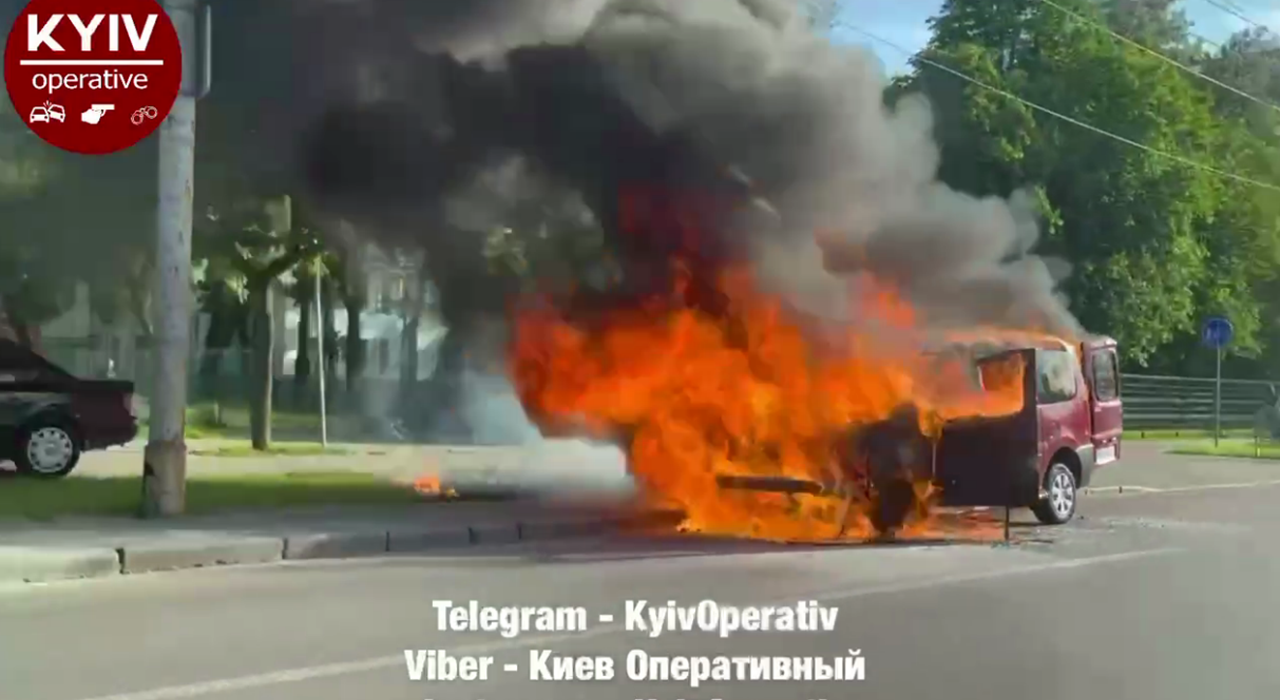 В Киеве посреди дороги загорелся и взорвался фургон (видео) фото