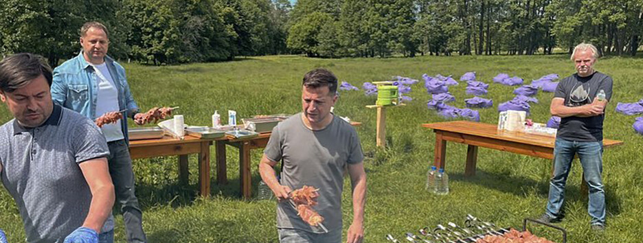 Зеленський годував журналістів шашликом: «випливли» цікаві деталі зустрічі (фото)