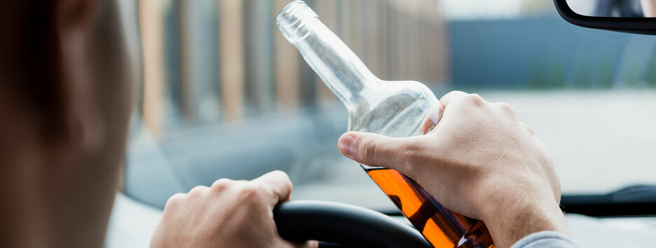 Погоня у Києві: поліцейські затиснули Volkswagen, щоб зупинити п'яну жінку