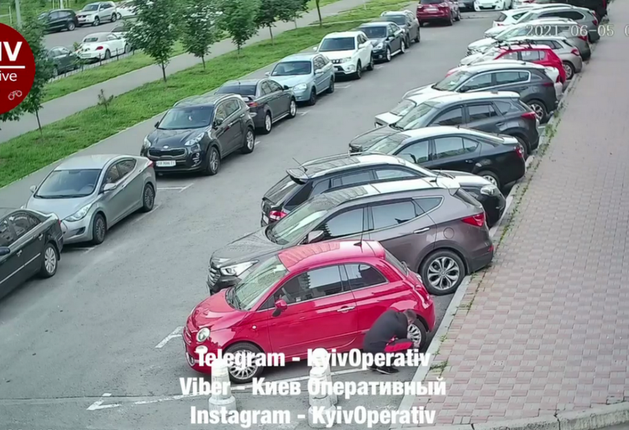 У Києві злодій знімав ковпачки з шин припаркованих автомобілів - відео - фото 1