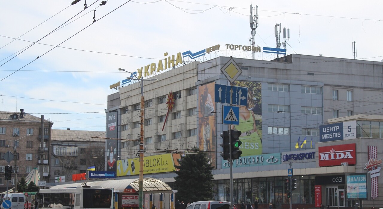 Мільйон доларів та гелікоптер: поліція затримала чоловіка, який погрожував підірвати ТЦ фото