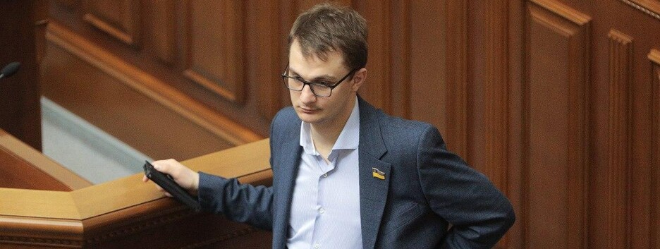 Народний депутат захопився грою на робочому місці і попався фотографам