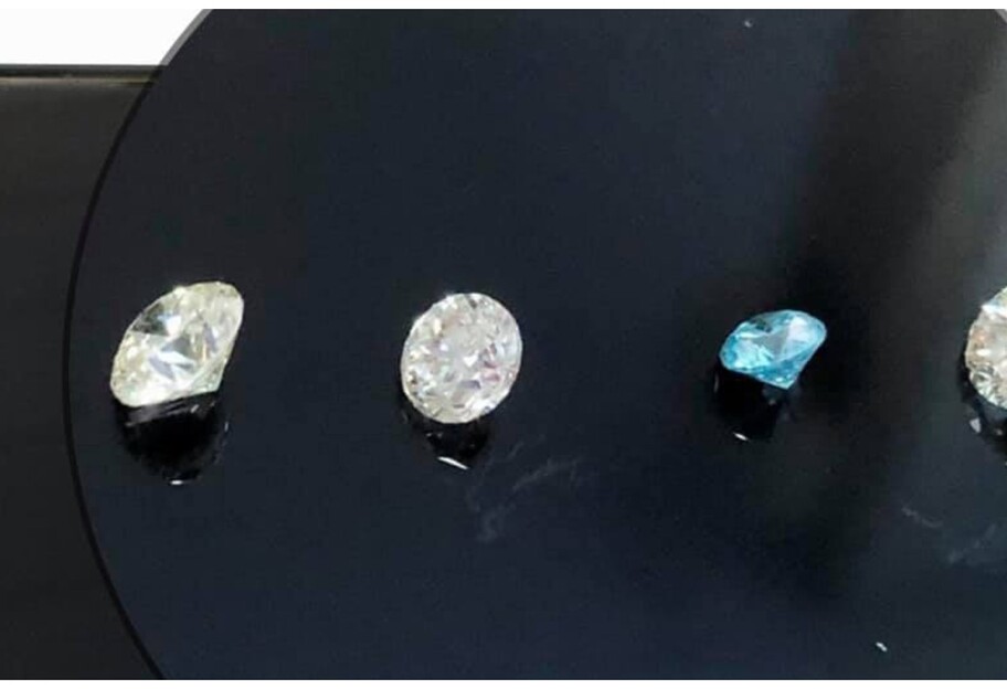 Діаманти виявили на митниці у Києві посилці з США - фото - фото 1