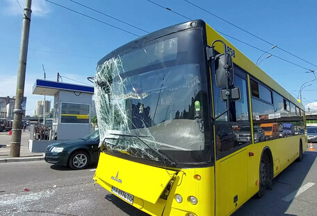 От удара оторвало дверь: в Киеве произошло серьезное ДТП с автобусами (фото)
