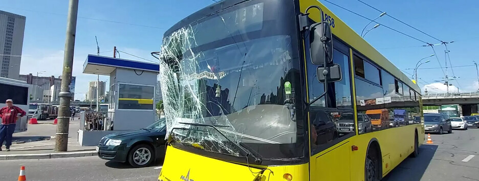 От удара оторвало дверь: в Киеве произошло серьезное ДТП с автобусами (фото)