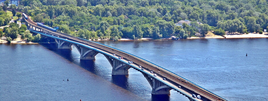 В Киеве перекрыли мост Метро: первые подробности и фото