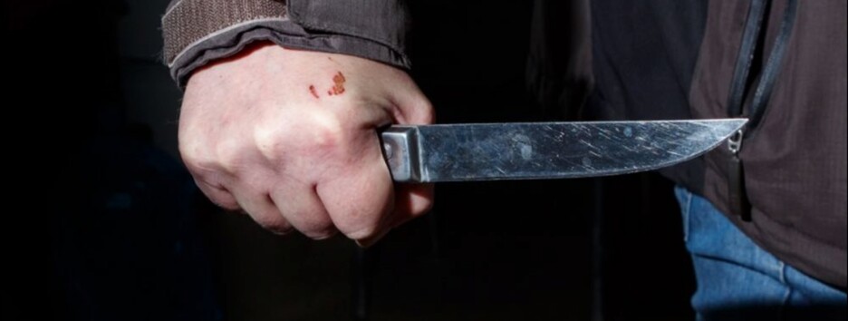 В Киеве несовершеннолетний ударил оппонента ножом в грудь (фото)