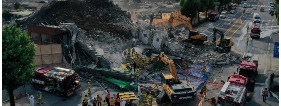 Много погибших: в Южной Корее многоэтажный дом рухнул на дорогу (фото и видео)