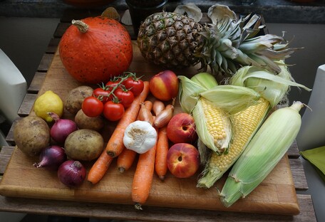 Две порции фруктов и три порции овощей: медики рассказали о рационе против болезней