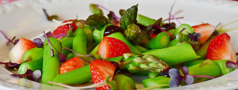 Сезон спаржи и клубники: как приготовить необычный, но простой салат