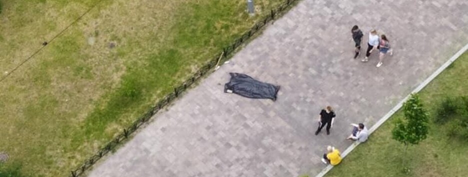 У Києві померла людина годину лежала на дорозі: поліція пояснила чому