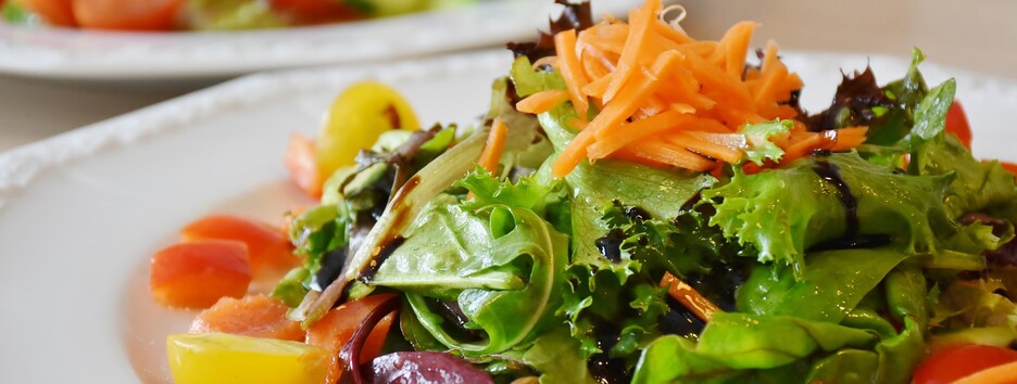 Без майонеза и холодильника: диетолог назвала самые полезные заправки для салатов