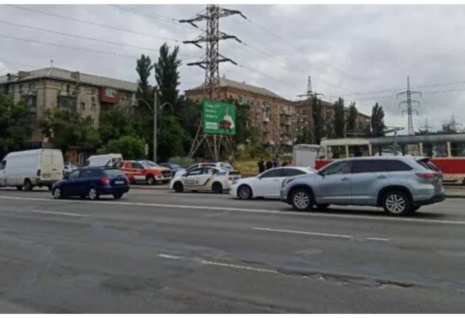НП у Києві - жінка потрапила під трамвай - відео  - фото 1