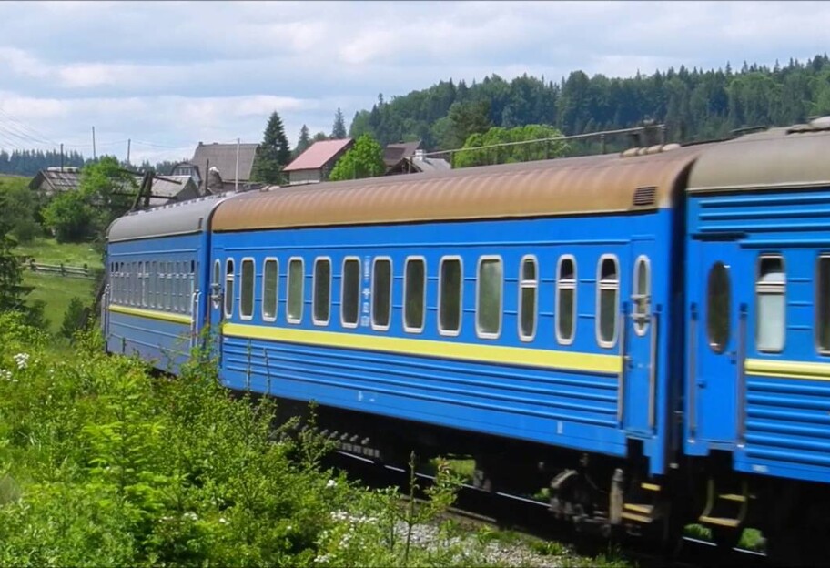 В поезде Рахов-Киев умер пассажир после падения с полки - фото 1