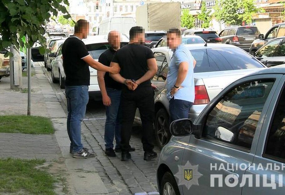 Ограбление иностранца в Киеве – злоумышленников оперативно задержали – видео - фото 1