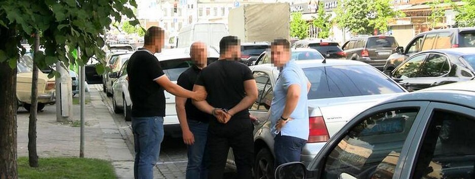 У Києві озброєні чоловіки пограбували довірливого іноземця: їх затримали (відео)