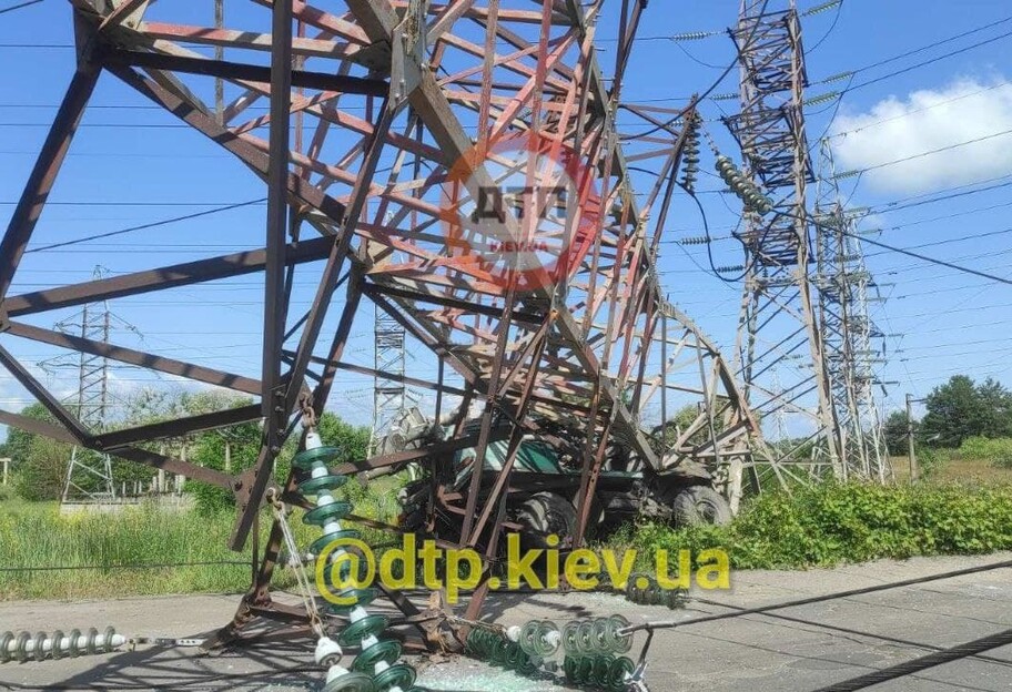 Авария в Киеве - грузовик свалил высоковольтный столб - фото - фото 1