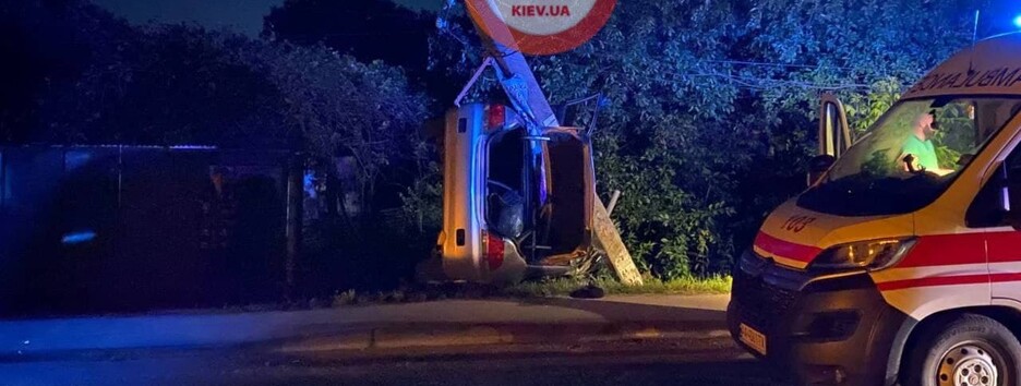 Під Києвом авто влетіло в стовп і знеструмило ціле село (фото)