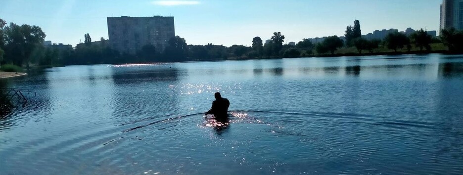 В Киеве спасатели достали из озера тело женщины