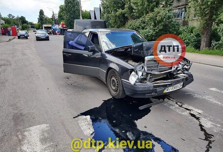 Под Киевом Mercedes врезался в авто, которое пропускало пешеходов (фото, видео)