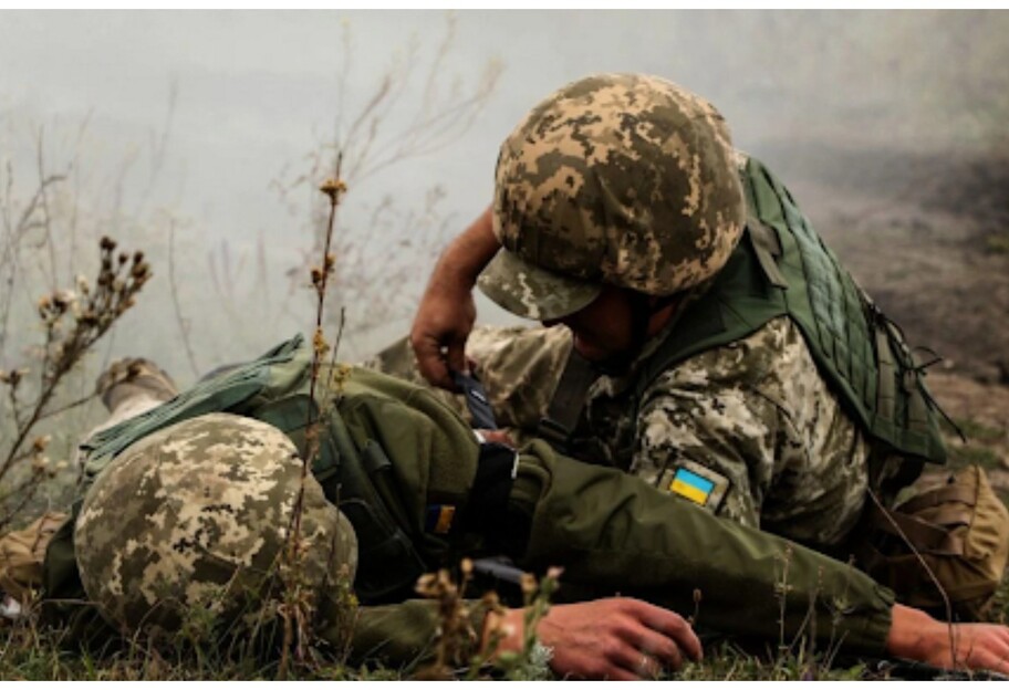 Війна на Донбасі - двоє військових ЗСУ підірвались на невідомому пристрої - фото 1