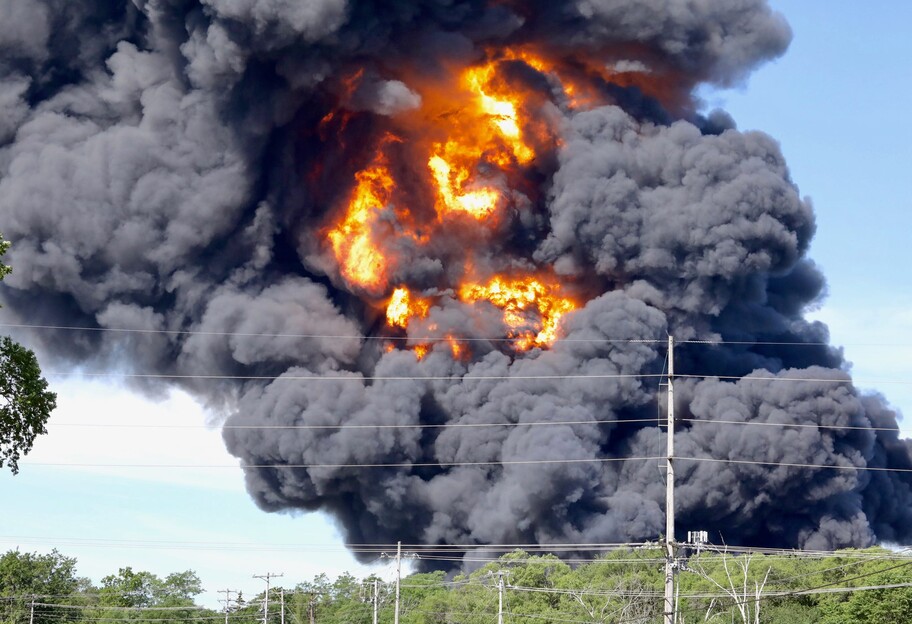 В Иллинойсе на химическом заводе Chemtool вспыхнул пожар - видео - фото 1