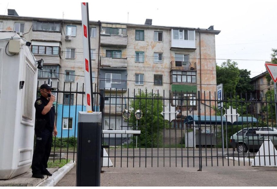 Спасли самоубийцу - в Мариуполе мужчина прыгнул с балкона и застрял на веревках - фото 1