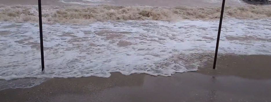 У Кирилівці через шторм затопило бази відпочинку біля моря (відео)