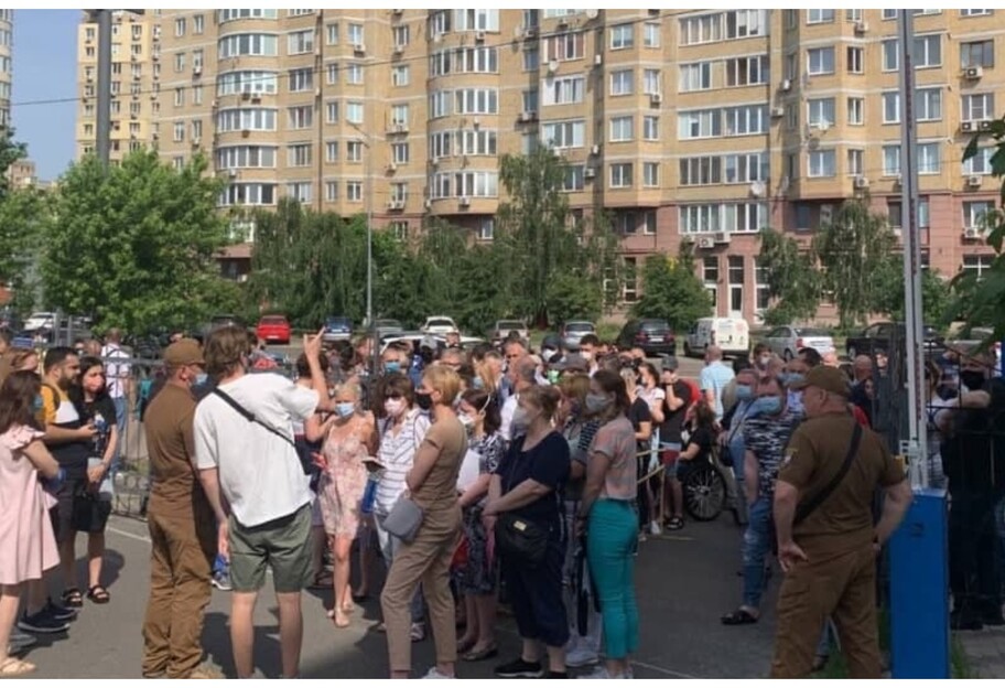 Очередь на вакцинацию - у стен МВЦ в Киеве собрались сотни людей - фото - фото 1