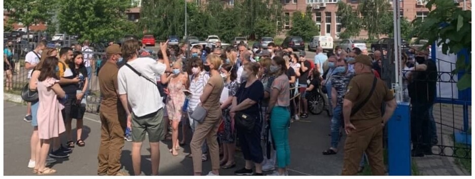 У Києві біля входу у МВЦ зібралася величезна черга на вакцинацію (фото)